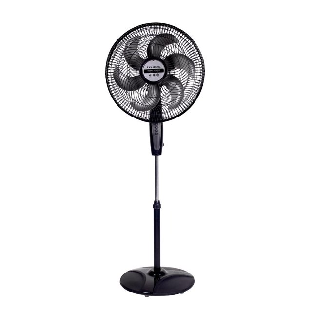 ventilador taurus 18 pulgadas silent power negro, vista frontal centrada en pedestal; 6 aspas aerodinámicas bajo rejilla metálica circular, asta telescópica cromada, panel de control en columna con 3 velocidades y base cuadrada negra; suele emplearse también como ventilador de apoyo para áreas de trabajo pequeñas.