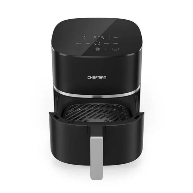 freidora de aire chefman 4.7l rj38-5t-mx negra Vista frontal centrada con cesta extraíble abierta y manija plateada, panel digital táctil superior que muestra tiempo y botones, rejilla y interior antiadherentes visibles; capacidad de 4.7 litros para porciones familiares y diseño para cocinar con menos aceite.
