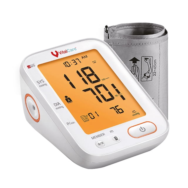 baumanómetro de brazo para 2 usuarios resultados por voz - ye680a blanco Vital Care, vista 3/4 frontal con pantalla LCD retroiluminada mostrando 118/70 mmHg; brazalete gris 22-45 cm detrás, botones A/B, indicador de pulso y memoria visibles y función de lectura por voz.