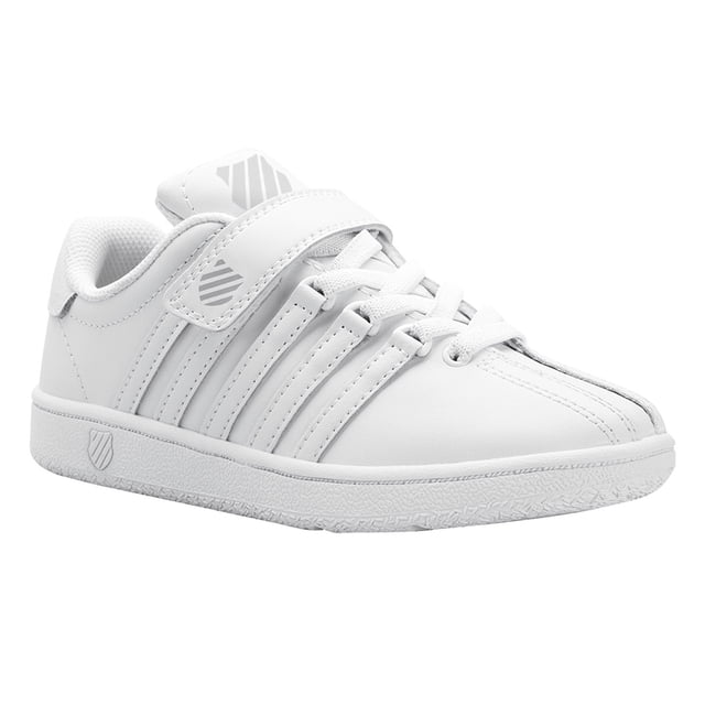 tenis k-swiss classic vn infant zapatilla infantil blanca en piel, vista 3/4 frontal con cierre de velcro superior, cinco franjas laterales ribeteadas, agujetas elásticas con anillos en D, punta con pespunte clásico y suela de goma antideslizante; apta para actividades recreativas y juego.