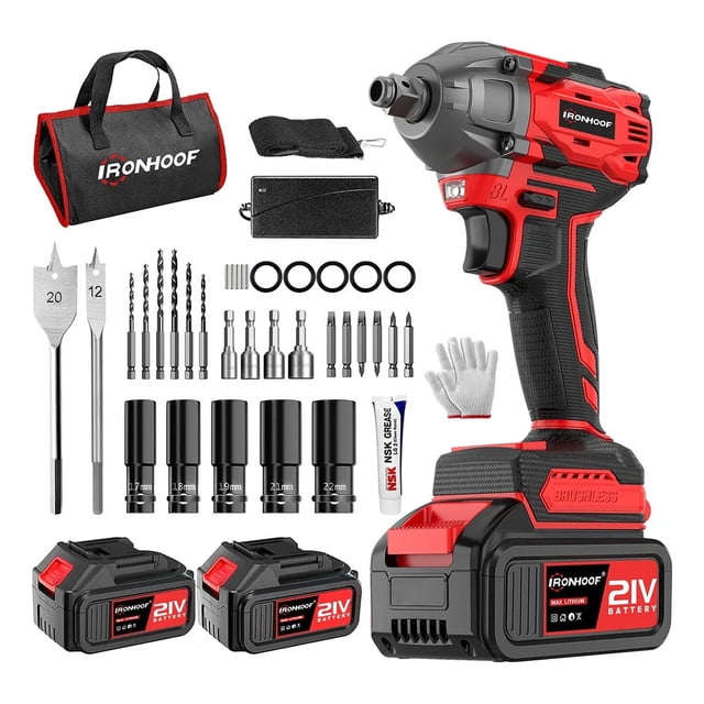 llave de impacto inalámbrica electrica 21v 1/2 520 nm 2 en 1 ironhoof xmmxf128rb 3/4 frontal con empuñadura texturizada y gatillo, acabado rojo y negro; mandril 1/2 cuadrado visible y batería 21V montada. Accesorios organizados: 2 baterías extra, cargador, vasos 17–22 mm, puntas y brocas, juntas tóricas, brocas para madera, guantes, bolsa y lubricante. Luz LED frontal. Motor sin escobillas, torque máximo 520 N.m y velocidad hasta 2800 RPM. Suele usarse también como taladro de impacto y atornillador en trabajos automotrices y de taller.