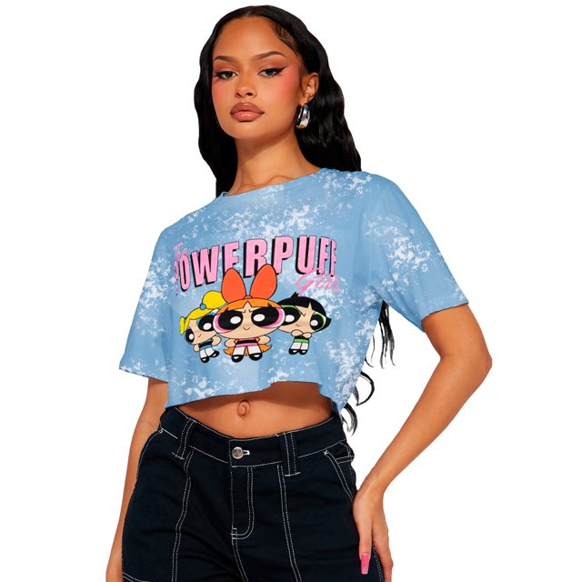 playera para mujer cómics disney licencias original 100% algodon azul marino crop con estampado frontal de Las Chicas Superpoderosas en rosa, amarillo y verde, manga corta, dobladillo recortado y efecto lavado, modelo de pie sobre fondo blanco; apta también para usar como top casual en conjunto de verano.