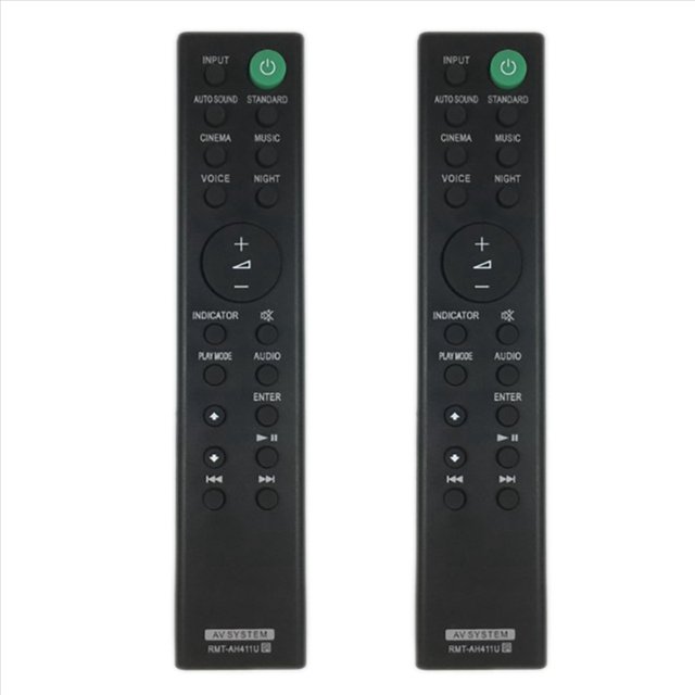 2x -ah411u control remoto de repuesto para soundbar ht-s100f ht-sf150 Par de controles remotos negros, carcasa ABS alargada (aprox. 19 x 4 x 1 cm) con botón de encendido verde, rueda direccional central, botones de modos (Cinema, Music, Voice, Night), controles de volumen y reproducción; incluye 2 unidades, requiere 2 pilas AA (no incluidas).