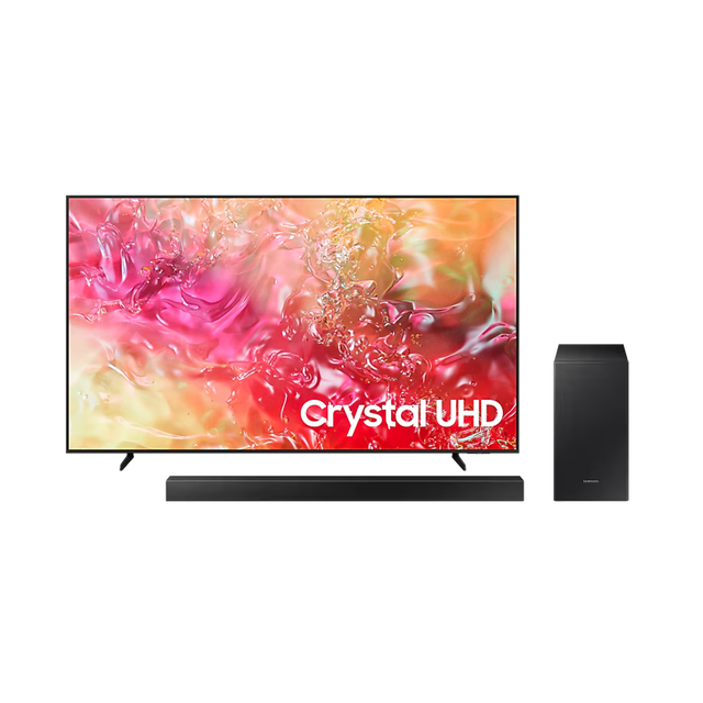 combo tv 65'' samsung 4k du7010 + barra de sonido 2.1 hw-t420 Televisor Samsung 65'' Crystal UHD 4K de frente con biseles delgados y pantalla mostrando colores vibrantes; barra de sonido negra 2.1 posicionada al frente y subwoofer vertical a la derecha; woofer integrado y subwoofer de 6.5" que ofrecen bajos más definidos, adecuado para diálogos claros y escenas con rango sonoro ampliado.