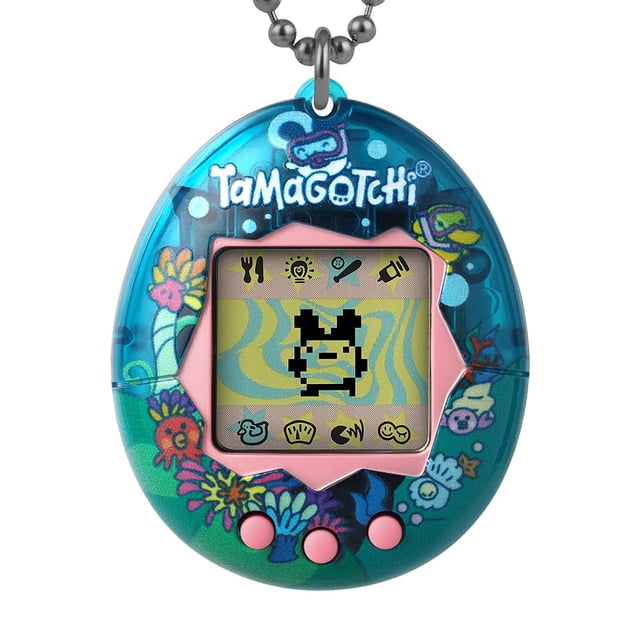 tamagotchi original tama ocean mascota digital azul con caparazón de diseño oceánico, pantalla LCD pixelada centrada mostrando un Tamagotchi infantil, marco y tres botones rosas en la parte inferior, logo Tamagotchi blanco arriba y cadena metálica para colgar; programación generación 2 para alimentar, limpiar y jugar al juego de números; a menudo usado como llavero decorativo para bolsos.