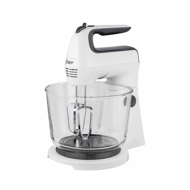 batidora de mano y pedestal oster fpsths36/11 blanca con acción giratoria única 3.7l 250 watts, vista frontal 3/4 de la batidora 2 en 1 en color blanco con tazón de vidrio transparente de 3.7 L y batidores metálicos instalados; mango ergonómico con detalles grises, botón multifunción y perilla de 6 velocidades visibles, base con anillo para movimiento lateral que facilita mezclas rápidas y uniformes. También adecuada para usarse como batidora de mano para tareas pequeñas.