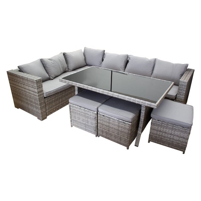 sala comedor para jardín esquinera ilios innova 6 piezas Conjunto esquinero de rattan sintético gris con 2 sofás de un brazo (168 cm y 182 cm), mesa rectangular de 135 cm con sobre de cristal templado, 3 taburetes y cojines grises con cremalleras y tela náutica impermeable; vista frontal 3/4; también suitable para reuniones al aire libre o juegos de mesa casuales.