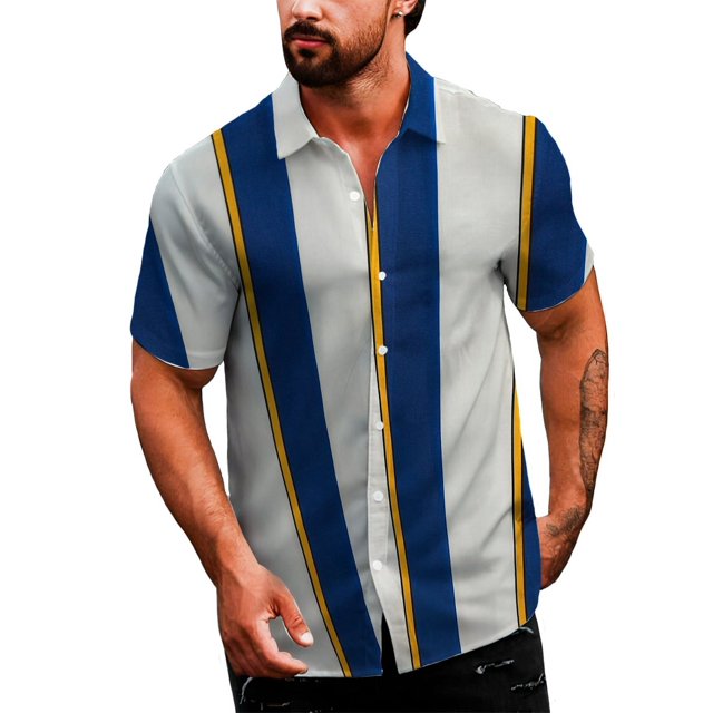 camisa casual para hombre shendy vendy strech de manga corta Rayas, vista frontal centrada con botones; camisa hawaiana de corte recto y cuello campestre. Franjas verticales anchas azul marino con líneas amarillas sobre fondo gris claro, botones blancos visibles y manga corta; tejido aparente ligero en el torso del modelo. Apta para combinar con jeans o shorts y a menudo usada como top informal.