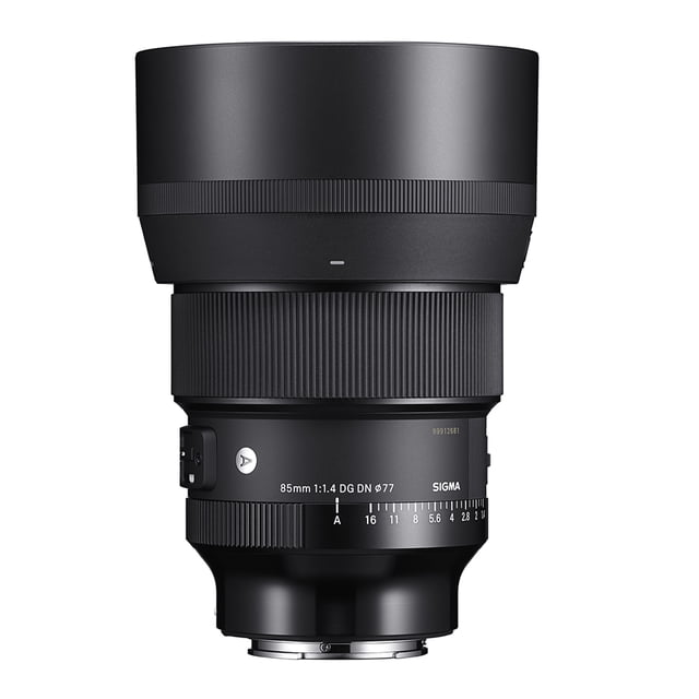 lente sigma 85mm f1.4 dg dn | art sony e lente principal 85mm con cuerpo negro, vista frontal vertical centrada; anillo de enfoque estriado, anillo de diafragma con marcas, montura Sony E y logo Sigma visibles, parasol montado sobre fondo blanco. Adecuado para retratos en cámaras full-frame y a menudo usado también para fotografía editorial y de viaje.