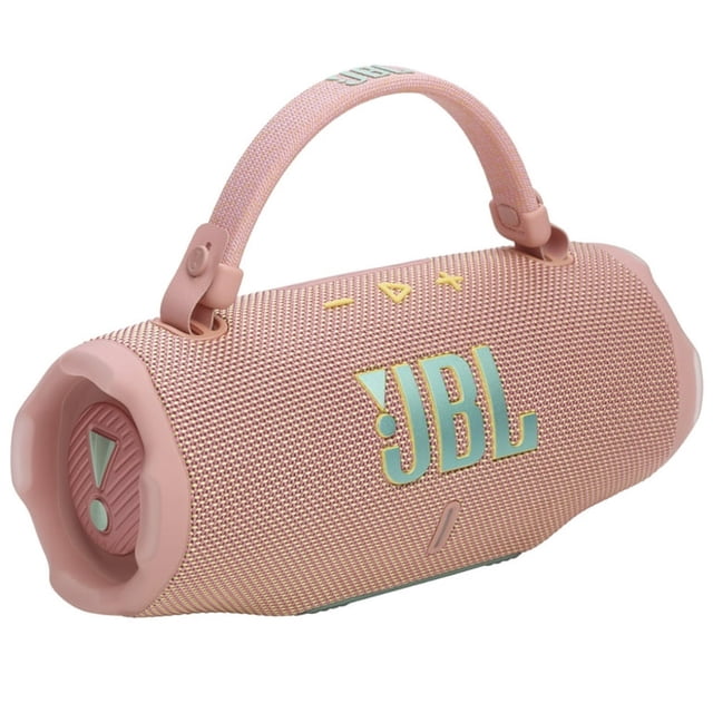 bocina jbl charge 6 bluetooth 45w portátil impermeable color rosa vista 3/4 frontal de la bocina JBL Charge 6 en rosa con asa textil superior, carcasa cilíndrica con rejilla de malla y logo JBL en el frente, botones de control en la parte superior; 45W de potencia, conectividad Bluetooth, resistencia al agua y función powerbank, también suele usarse para cargar teléfonos mientras suena música.
