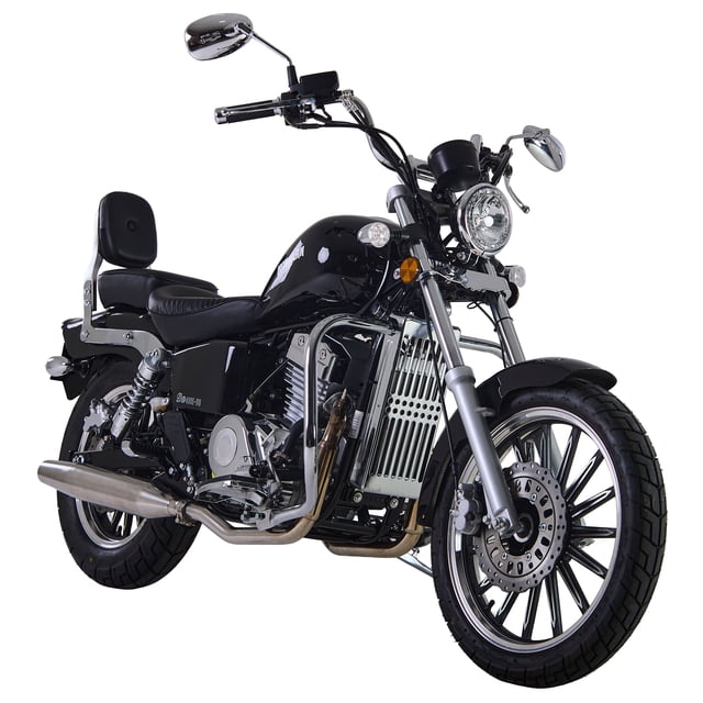 motocicleta iron clan custom raptor 400cc de inyección 2026 Negra 3/4 frontal con amplio manillar y bajo centro de gravedad; depósito y chasis negros, asiento biplaza con respaldo, faro redondo, radiador de refrigeración líquida, escape cromado, llantas nuevas y frenada combinada CBS; ideal para trayectos urbanos y salidas de fin de semana.