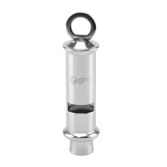 silbato metálico medio tono acero cromado 8 cm – potencia y versatilidad Vista frontal centrada de un silbato GIM de 8 cm en acero cromado con aro para llavero; cuerpo cilíndrico con boquilla de 1.6 mm, ranura de emisión rectangular y logo GIM grabado sobre fondo blanco. Adecuado para seguridad personal, campismo y deportes.