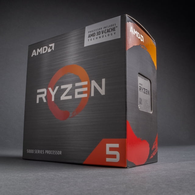 procesador amd ryzen 5 5500x3d 3.0 ghz Caja 3/4 frontal de un procesador AMD Ryzen 5 5500X3D en color negro, vista con logotipo RYZEN en naranja y ventana lateral que muestra el chip; especificado para computadoras de escritorio, 6 núcleos y TDP predeterminado 105 W según ficha técnica, a menudo usado también para sistemas de juego compactos.