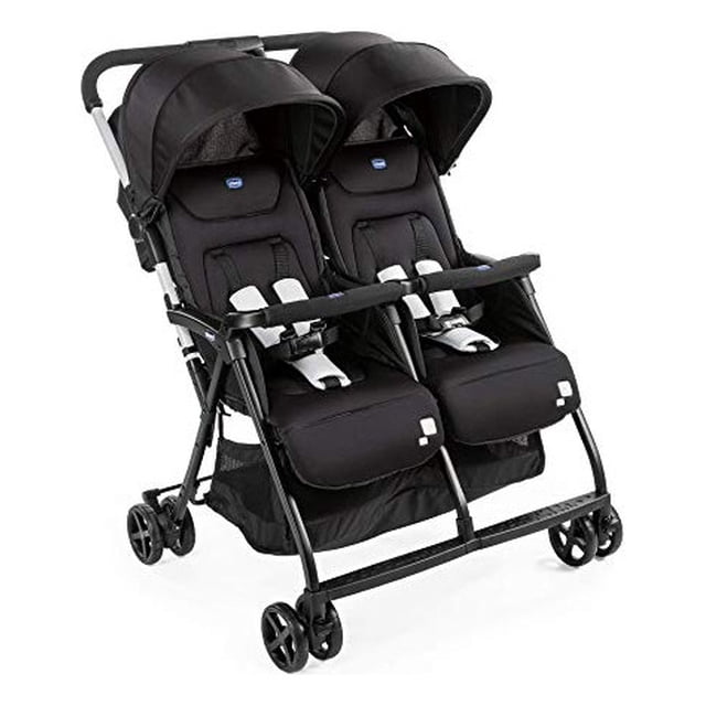 chicco carriola ohlalá twin black, color negro carriola doble para gemelos, vista frontal 3/4 con dos asientos lado a lado reclinables y capotas extensibles negras, arneses acolchados de 5 puntos y bumper abatible, reposapiés ajustables por separado, chasis ligero plegable con manillar unido y canasta inferior amplia; también suele utilizarse para transportar juguetes y accesorios durante paseos.