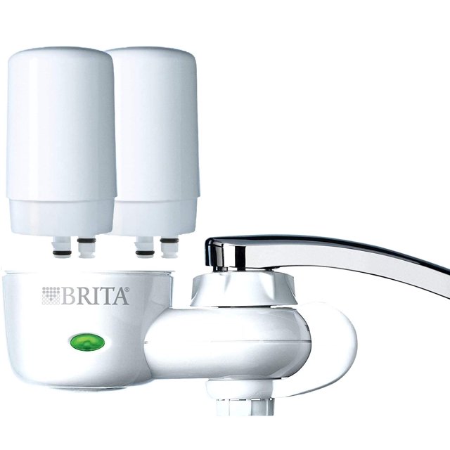 Sistema de Filtro de Agua BRITA para Grifo con 2 Filtros blanco, vista frontal del adaptador montado en grifo cromado con dos cartuchos de repuesto arriba; cuerpo cilíndrico de plástico con logo BRITA, indicador luminoso verde/rojo frontal y selector de 3 posiciones para agua filtrada, no filtrada y rociado; compatible con grifos estándar e instalación sin herramientas.