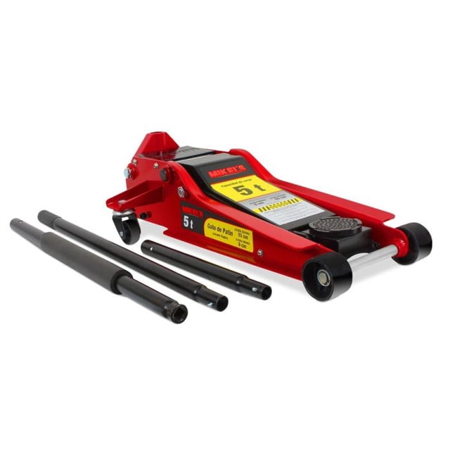 gato hidráulico de patín levante rápido (5 ton) Mikel´s, vista lateral frontal de patín rojo con ruedas delanteras y traseras, bomba hidráulica visible, plataforma baja y mango desmontable en tres secciones negro; etiqueta que marca 5 t; suele usarse en taller doméstico para mantenimiento de vehículos.