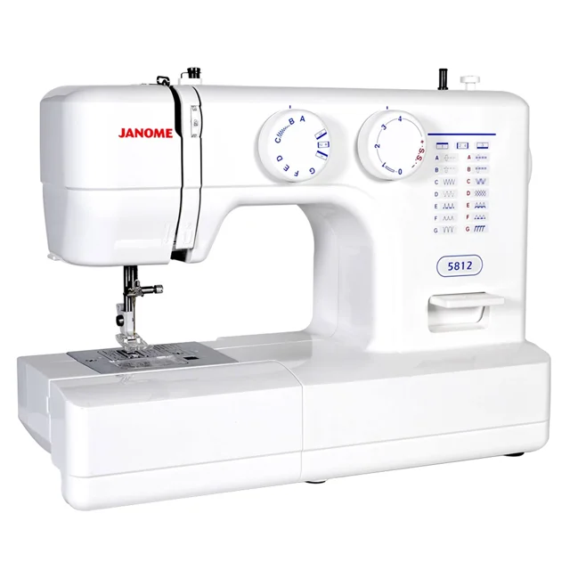 maquina de coser domestica janome 2212 blanca, vista frontal 3/4 con brazo de extensión; máquina mecánica de 12 puntadas con perillas selectoras de puntada y largo, palanca de retroceso, devanador y control de tensión manual; esqueleto metálico, bobina vertical metálica, foco 15 W y cama circular; cose hasta 8 capas de mezclilla y suele usarse también para dobladillos y reparaciones domésticas.
