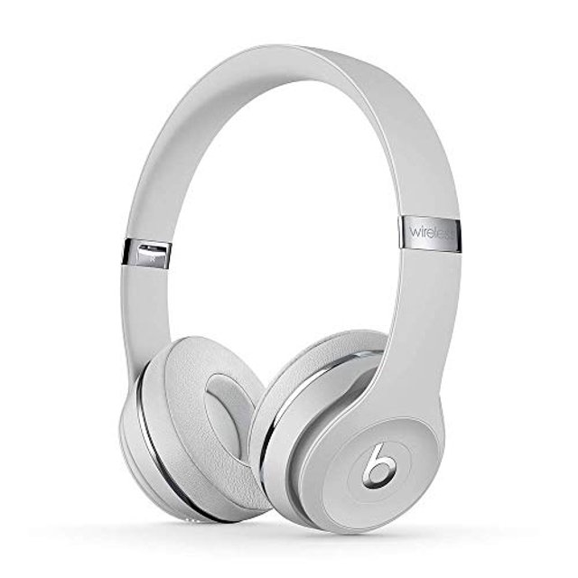 auriculares inalámbricos beats solo3 - plata satinada (último modelo) - mx452ll/a (renovado) Renovado auriculares tipo over-ear Bluetooth color plata satinada con diadema y copas acolchadas plegables, logotipo 'b' en las orejeras y controles multifunción en la oreja; hasta 40 horas de batería y Fast Fuel (5 min = 3 h); aptos también para llamadas y uso en viajes diarios.