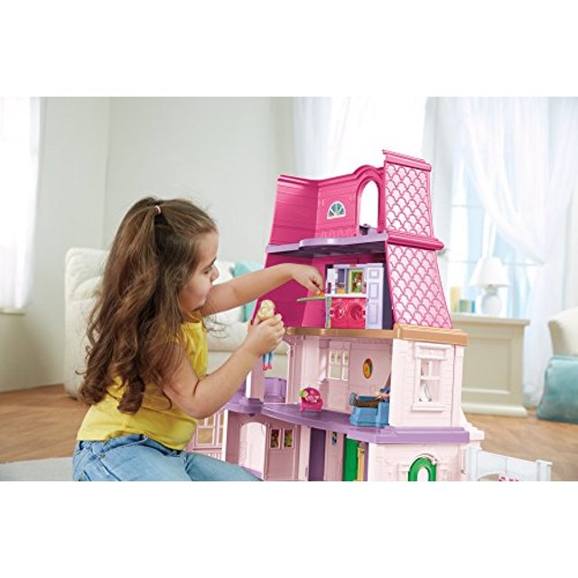 juego de la sala de lavandería familiar de fisher-price loving family fisher price fisher-price Multicolor — vista frontal 3/4 de casa de muñecas de plástico multicolor de tres niveles y techo rosa con áreas amuebladas visibles; niña jugando con una muñeca; suele usarse como set de juego para muñecas.