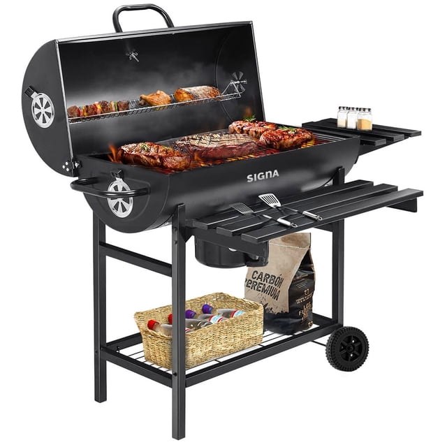 parrilla asador de carbón tipo barril con ruedas acero inox Staples: parrilla tipo barril negra vista frontal 3/4 con tapa abierta, cortes de carne en la rejilla principal y parrilla superior; cuerpo cilíndrico de acero inoxidable con manija, cuatro reguladores de ventilación en los extremos, bandejas laterales plegables, estante inferior con ruedas y bolsa de carbón; ideal para reuniones al aire libre y a menudo usada también como estación para calentar guisos en ollas grandes.