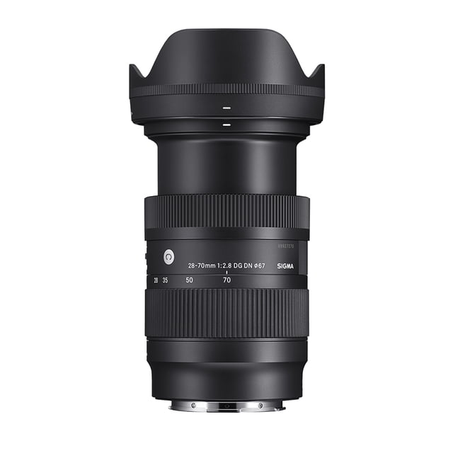 lente sigma 28-70mm f2.8 dg dn para sony e negro — Vista frontal centrada de objetivo zoom 28–70mm f/2.8 negro con parasol acoplado; anillos de enfoque y zoom texturizados, marcas 28-70mm 1:2.8 DG DN en blanco y montura metálica Sony E visible sobre fondo blanco. A menudo usado para fotografía de eventos y retratos.