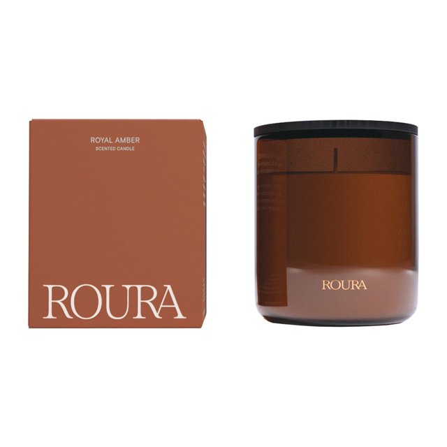 vela aromática roura royal amber, amaderado y especias blanco 8.0 Vela en vaso perfumado blanco; vista frontal con vaso cilíndrico (9 cm alto x 8 cm diámetro) junto a su caja marrón con logo ROURA; fragancia con notas amaderadas y especiadas, corazón de rosa búlgara y oud, matices de tabaco, vetiver, sándalo Mysore y ámbar; duración aprox. 35 h; adecuada para ambientar salas y recámaras.