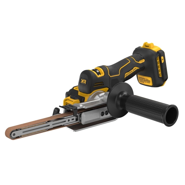 lijadora de banda inalámbrica dewalt 20v max xr dcm200b bare tool vista 3/4 frontal de la lijadora DEWALT 20V MAX XR; carcasa negra y amarilla con agarre texturizado, mango auxiliar lateral cilíndrico, brazo giratorio metálico con correa instalada, placa base metálica, perilla y gatillo de velocidad variable visibles y logo DEWALT en la empuñadura. Suele usarse también para desbastar perfiles y áreas estrechas en taller.