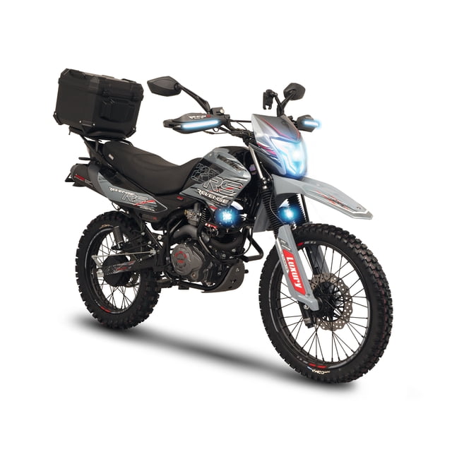 motocicleta veloci revenge dynamik tech 220cc 2026 gris 3/4 frontal de la motocicleta gris Veloci Revenge Dynamik Tech 220cc 2026 con rines de tacos y guardabarros alto, tanque y carenado gris con gráficos Revenge, asiento negro alargado, caja utilitaria trasera negra, faro frontal LED con luz diurna HYPER LED encendida, luces auxiliares LED, espejos de aluminio, escape deportivo lateral, puerto de carga USB y portacelular en el manillar, motor enfriado por aire y transmisión manual de 5 velocidades; incorpora tecnología Veloci Connect; adecuada para transporte urbano y turismo ligero.