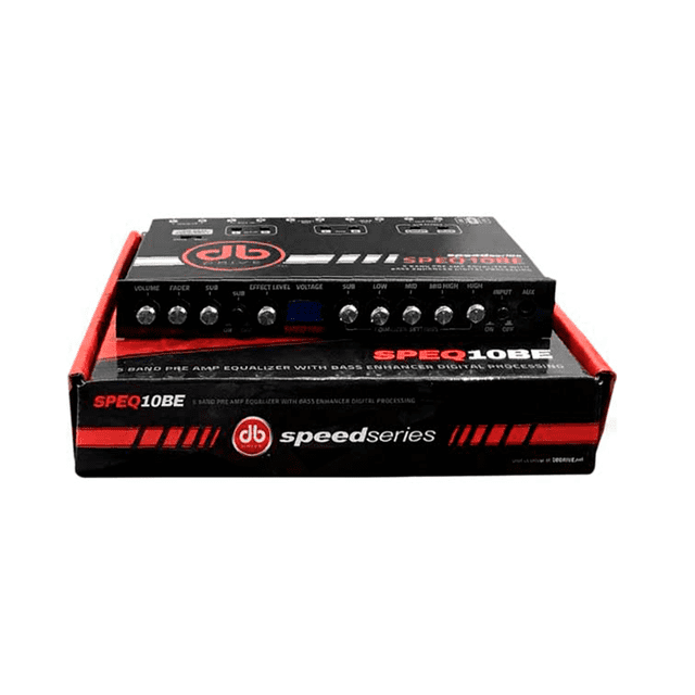 ecualizador con restaurador de bajos db drive speq10be 5 bandas db drive speq10be negro, vista frontal centrada de un ecualizador compacto sobre su caja; carcasa rectangular negra con cinco perillas plateadas alineadas, pantalla pequeña azul y leyenda en blanco, caja negra y roja con logotipo DB visible; a menudo usado para ajustar tonos y reforzar bajos en audio para auto.