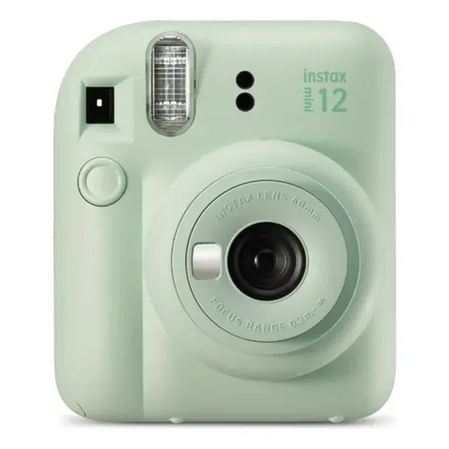 camara instantanea fujifilm instax mini 12 lila compacta,verde Camara instantanea Fujifilm Instax Mini 12 color verde, vista frontal centrada del cuerpo compacto con lente de 60 mm, flash integrado, visor y botón de disparo frontal; incluye espejo para selfie, usa pilas AA y produce fotos Instax Mini de 62 x 46 mm, ideal para viajes, eventos y recuerdos impresos.