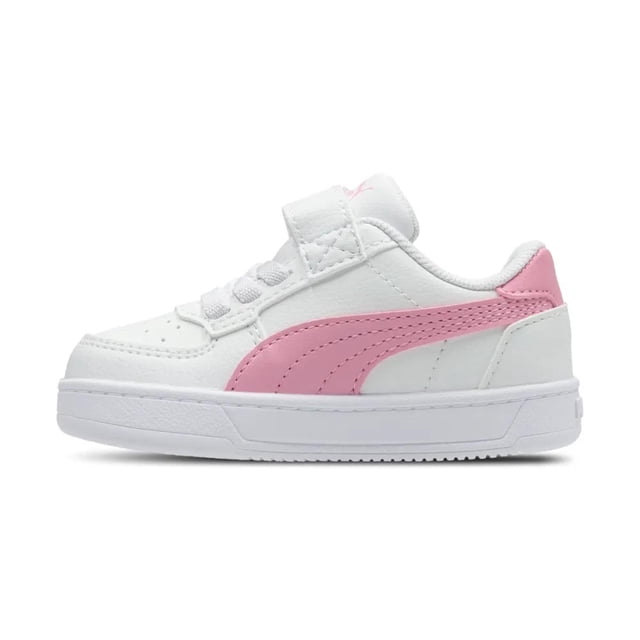 tenis puma caven 2.0 ac+inf para niñas pequeños 393841-34 blanco 12 zapatilla blanca con franja rosa claro lateral y talón rosa, vista lateral 3/4 derecha; corte de cuero sintético liso con punteado en la puntera, cierre con cordones elásticos y tira de velcro en el empeine, plantilla SOFTFOAM+ y cuello acolchonado, suela de goma blanca con dibujo de tracción; fondo blanco.