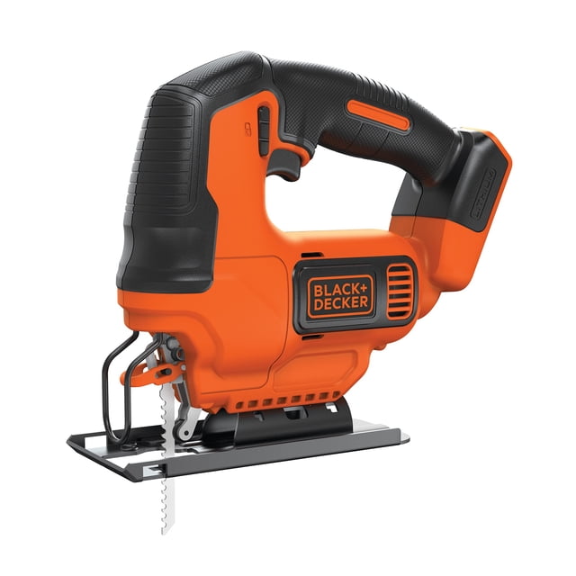 sierra caladora BLACK+DECKER 20 V MÁX* POWERCONNECT BDCJS20B negro, vista 3/4 frontal con empuñadura de goma y gatillo de velocidad variable; batería POWERCONNECT montada atrás (batería no incluida); zapato metálico biselable 45°, protector de alambre visible, soplador de polvo integrado y hoja de vástago T instalada. Para cortes rectos, curvos, en ángulo y hundidos; también adecuada para trabajos de carpintería en espacios reducidos.