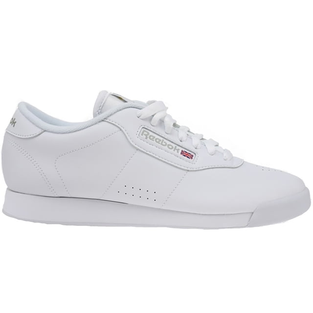 tenis reebok mujer princess blanco j95362 lateral, tenis casual blanco de perfil bajo con capellada de piel sintética y cordones, logo Reebok en costado, perforaciones en la puntera, mediasuela EVA y suela de caucho; idóneos para comodidad diaria.