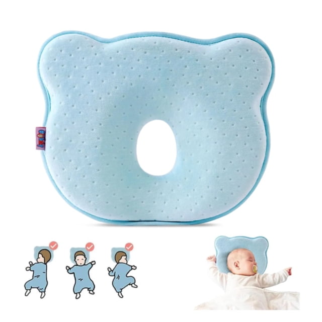 almohada para bebe memory foam cabeza prevenir cabeza plana azul, forma de osito con orificio central y superficie perforada; espuma viscoelástica con forro de algodón orgánico y borde acolchado. Vista frontal sobre fondo blanco con íconos de posiciones de sueño y ejemplo de uso en cuna. Tamaño 23 x 26 x 3 cm; también adecuada como soporte de cabeza en cochecito durante viajes cortos.