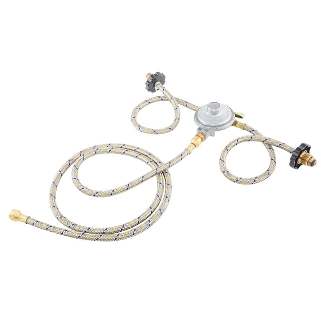 kit de instalación iusa para 2 tanques de gas l.p. baja presión plateado, vista cenital del regulador Precimex de 2 vías y mangueras trenzadas: regulador metálico plateado con dos salidas, manguera trenzada de acero inoxidable de 1.5 m y dos mangueras flexibles con manerales plásticos, puntas POL con tuerca izquierda y niple terminal; recomendado para instalaciones comerciales ligeras y uso doméstico, y a menudo usado para alimentar dos aparatos de cocina en simultáneo.