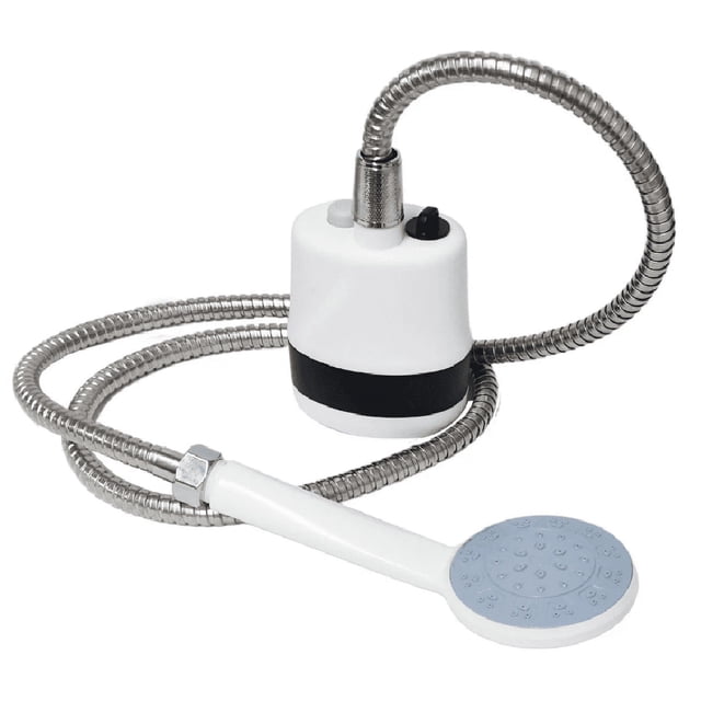 ducha portátil regadera para camping hyper innovation recargable al aire libre 1 litro — Regadera portátil eléctrica blanca con bomba cilíndrica compacta, manguera metálica flexible y cabezal redondo gris; vista frontal 3/4 sobre fondo neutro, diseñada para sumergir la bomba en un cubeta y bombear agua estable para duchas en exteriores y camping; capacidad 1 litro, marca hyper innovation; también suele usarse para enjuagar equipo de camping.