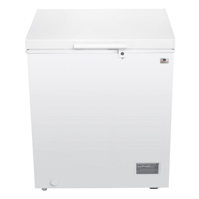 frigobar congelador horizontal westinghouse wwccf05145 5 pies frontal centrado, cofre blanco con tapa superior, manija exterior y cerradura con llave visibles, logo Westinghouse en la esquina superior derecha y panel de control en la base; acabado liso blanco, cavidad interior en acero blanco y canastilla interior según especificación, luz LED y control dual de temperatura; adecuado para cocinas pequeñas y uso doméstico.