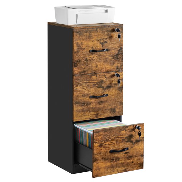 vasagle - archivador vertical de 3 cajones, color café rústico y negro; vista 3/4 frontal con impresora encima, cuerpo de aglomerado con paneles de grano madera rústico y laterales negros, tres cajones con tiradores negros y cerraduras con llave, cajón inferior abierto mostrando carpetas colgantes A4/tamaño carta en riel ajustable, medidas 15.7"D x 16.1"W x 40.6"H; ideal para oficina en casa y apto como soporte para impresora.