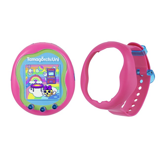 tamagotchi uni - pink Tamagotchi Uni rosa con pantalla a color que muestra gráficos pixelados de personaje y sala, carcasa ovalada con borde interior verde lima, tres botones azules en la base y parte trasera translúcida azul; incluye banda rosa desmontable para muñeca y puerto USB-C, juguete electrónico y mascota virtual para edades 6+, a menudo usado también como accesorio de muñeca lúdico en viajes.