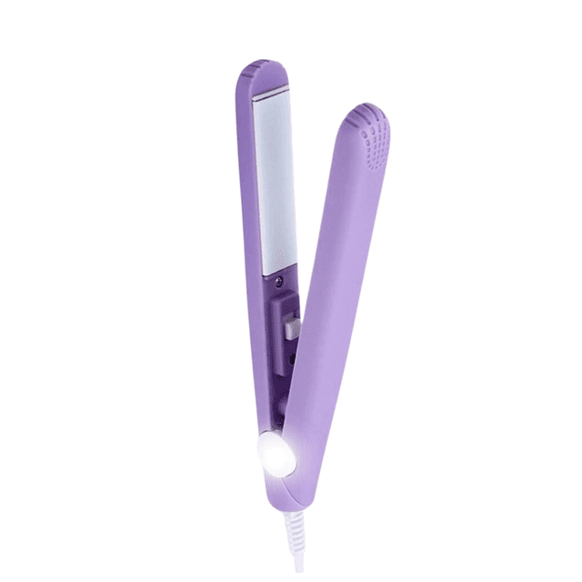 mini plancha de cerpamica para el cabello de bolsillo portátil color lila, plancha portátil púrpura con placas blancas en vista 3/4 abierta, botón deslizante lateral y cable; se calienta a 200°C en 60 s, compatible 110-240V, diseño ergonómico y compacto, adecuada para retoques rápidos de peinado en viajes.