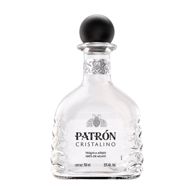tequila patrón añejo cristalino 700 ml botella de vidrio transparente con hombros redondeados y tapón esférico negro, etiqueta frontal con logotipo PATRÓN Cristalino y leyenda 'Tequila Añejo 100% de Agave' y '700 ml'; vista centrada sobre fondo blanco, a menudo usado como base para cócteles o para servirse en las rocas.
