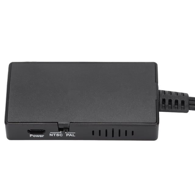 decodificador a adaptador de tv antiguo, accesorios de adaptador de audio portátil, convertidor de audio para reproductores blu ray para cámaras hd caja rectangular negra de ABS, vista frontal y ligeramente superior; puerto micro USB marcado Power, interruptor NTSC/PAL en el borde y ranuras de ventilación laterales. Cable de alimentación conectado, superficie mate sin marcas visibles. Convierte entrada HDMI estándar 480i–1080P a salida RCA (amarillo video, blanco audio izquierdo, rojo audio derecho), plug-and-play; a menudo usado para conectar reproductores Blu-ray o cámaras HD a televisores analógicos.