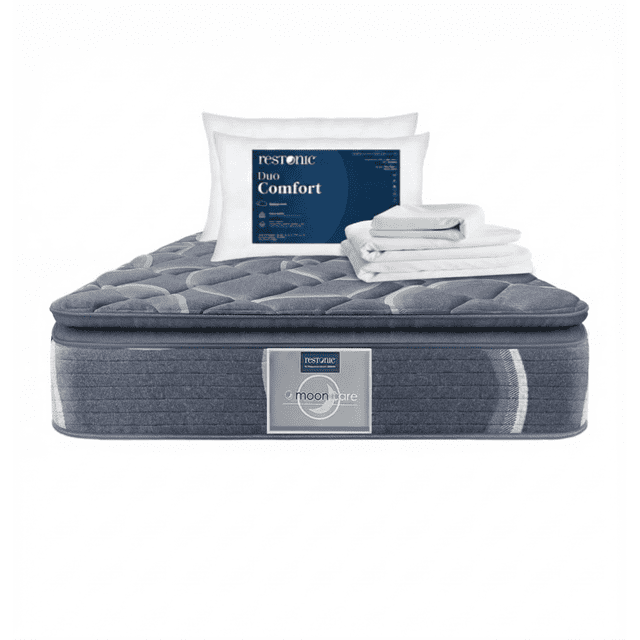 colchon matrimonial restonic ortopedico confort plus + 2 almohadas restonic + sabanas blancas Vista frontal centrada del colchón matrimonial Restonic Confort Plus en azul grisáceo con etiqueta frontal de la marca; superficie acolchada con patrón geométrico y faldón lateral texturizado; sobre el colchón, dos almohadas blancas Restonic y sábanas blancas dobladas, diseñado para soporte ergonómico y correcta alineación de la columna según especificaciones; también suele usarse para equipar cuartos de invitados por su formato matrimonial.