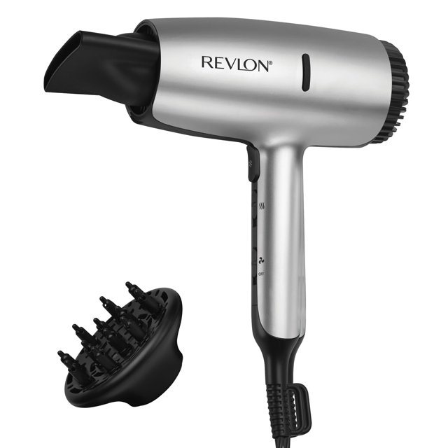 secador de pelo revlon dry max triple ceramic titanium ionic Secador de mano plateado Revlon con acabado metálico y mango estrecho; boquilla concentradora instalada y difusor voluminizador negro desmontable. Panel en el mango con 3 ajustes de calor, 2 velocidades, botón Cool Shot y 1875 W; diseño ligero de tamaño completo para peinado rápido.