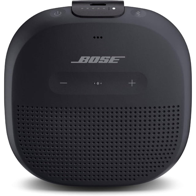 bocina bose soundlink 783342-0100 altavoz bt resiste agua: vista frontal centrada de bocina Bluetooth negra, cuadrada con esquinas redondeadas; rejilla perforada en la mitad inferior, panel táctil con símbolos -/+ y logotipo Bose arriba, botones de encendido y Bluetooth en el borde superior y puerto micro-USB cubierto; compacta de 9.83 x 9.83 x 3.48 cm, resistente al agua y apta para uso exterior; suele emplearse también como manos libres para llamadas.