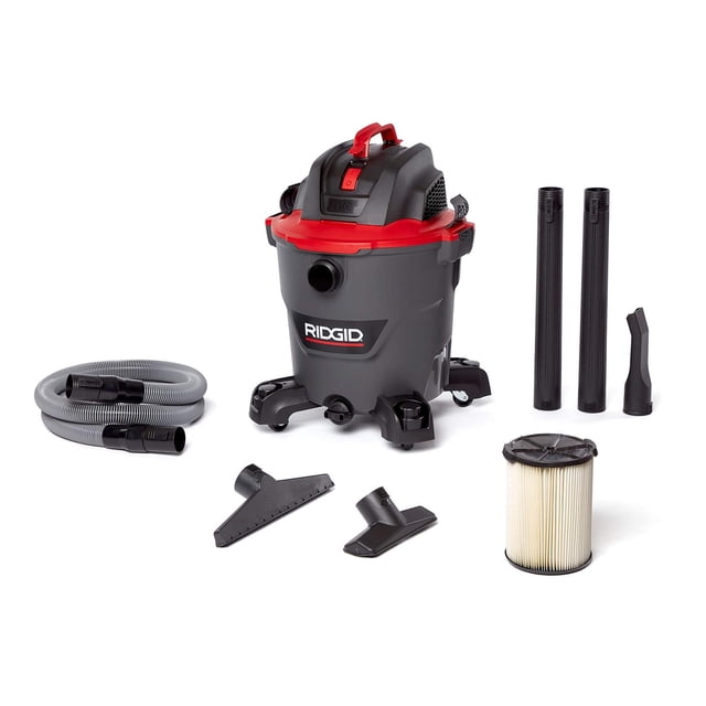 aspiradora wet dry ridgid gris oscuro y rojo con motor hp de 5.0 pico y manguera de bloqueo pro Aspiradora húmeda y seca RIDGID RT1200 NXT 12 galones, vista frontal centrada; tambor cilíndrico gris oscuro con tapa superior roja y asa, logo RIDGID en el frente; accesorios visibles: manguera flexible de 1-7/8 x 8 pies, dos tubos de extensión negros, boquillas para ranuras y suelos, cartucho de filtro plisado, base con ruedas giratorias 360° y desagüe para vaciado. A menudo usada también para limpieza de talleres y extracción de agua tras trabajos de plomería.