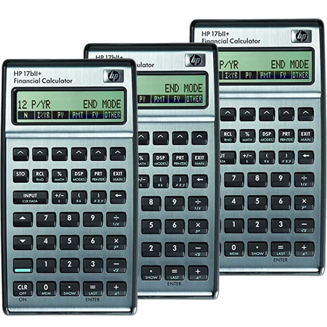calculadora financiera hp 17bii+ con pantalla lcd de 22 dígitos x3 Tres unidades frontales ligeramente superpuestas; carcasa plateada y teclado negro con pantalla LCD alargada que muestra texto de menú, logotipo HP en la esquina superior derecha, teclas para funciones financieras y entrada algebraica/RPN según especificaciones; indicada para estudiantes y profesionales inmobiliarios, financieros y contables y adecuada para llevar en viajes de estudio o trabajo.