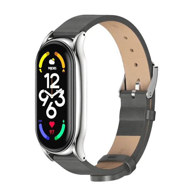 correa de cuero con acero inoxidable unisex para smart watch xiaomi compatible con mi band 6 / 5 / 4 / 6 gris; vista 3/4 del dispositivo colocado en correa de piel gris con case en acero inoxidable, cierre de hebilla y perforaciones ajustables; longitud hasta 250 mm (25 cm), interior beige, flexible y cómoda, también usada como correa de reemplazo diario para smartbands.