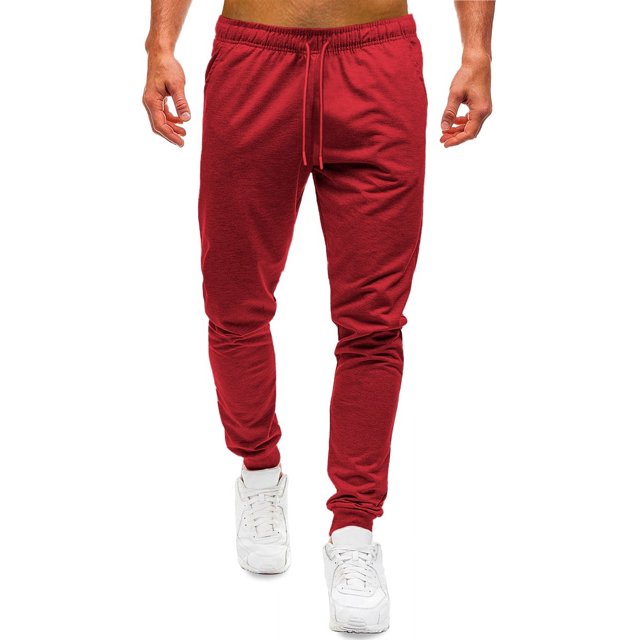 pants jogger para hombre shendy vendy deportivo slim fit Vino, vista frontal centrada de joggers slim fit hasta el tobillo con cintura elástica acanalada y cordón ajustable con puntas plateadas, puños inferiores estilo jogger y bolsillos laterales en tela ligera y elástica; modelo de pie con tenis blancos; suelen usarse también para entrenamiento ligero o uso diario casual.