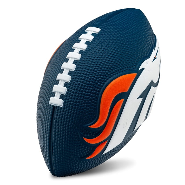 foam football franklin sports nfl denver broncos kids 8.5 balón de espuma de fútbol americano de 8.5 pulgadas, vista 3/4 frontal con textura granulada azul marino, costuras blancas y logotipo 3D de Denver Broncos en naranja y blanco; adecuado para juegos y prácticas en el patio.